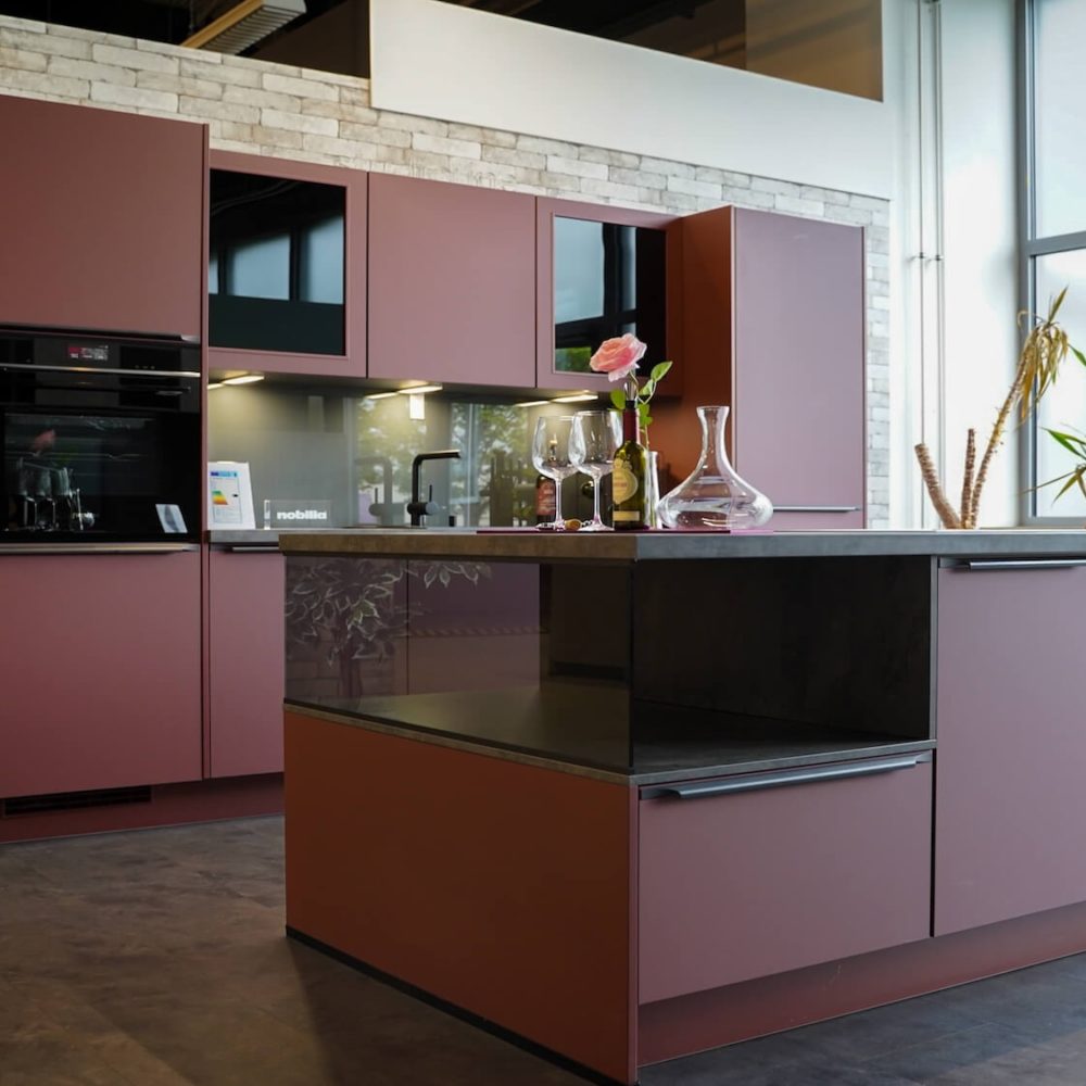 Musterkueche Nobilia Easytouch Rostrot mit Griffleisten head