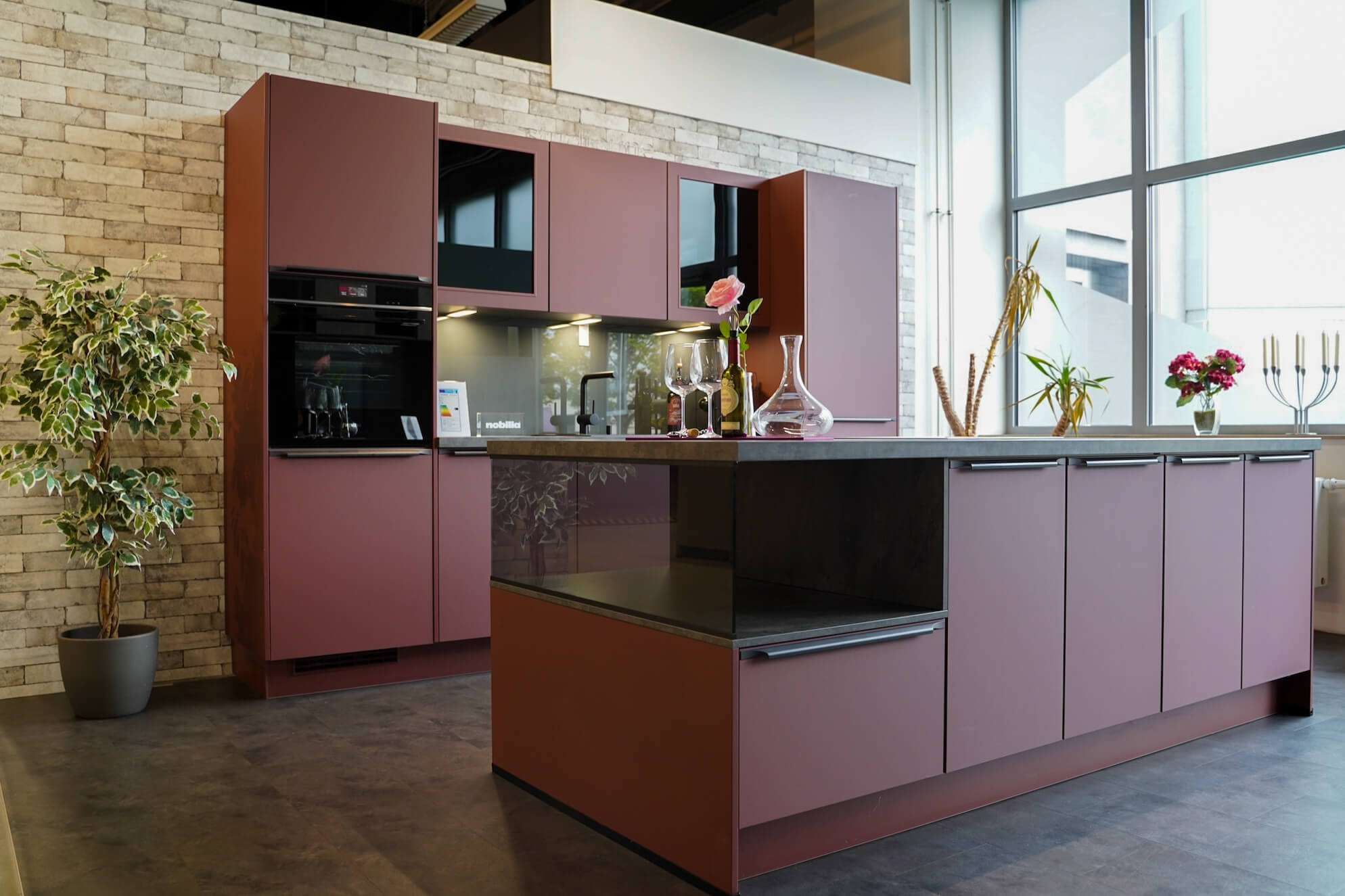 Musterkueche Nobilia Easytouch Rostrot mit Griffleisten