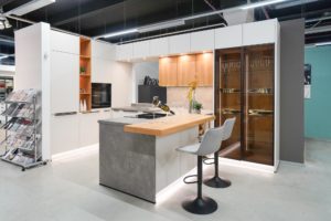 Kuechen Roth Ausstellungsküche kaufen Nobilia moderne U-Küche mit Esstheke und Glasschrank