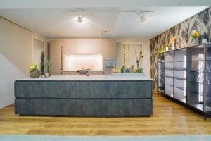 Küchenplanung Pronorm Design Inselküche grau grifflos