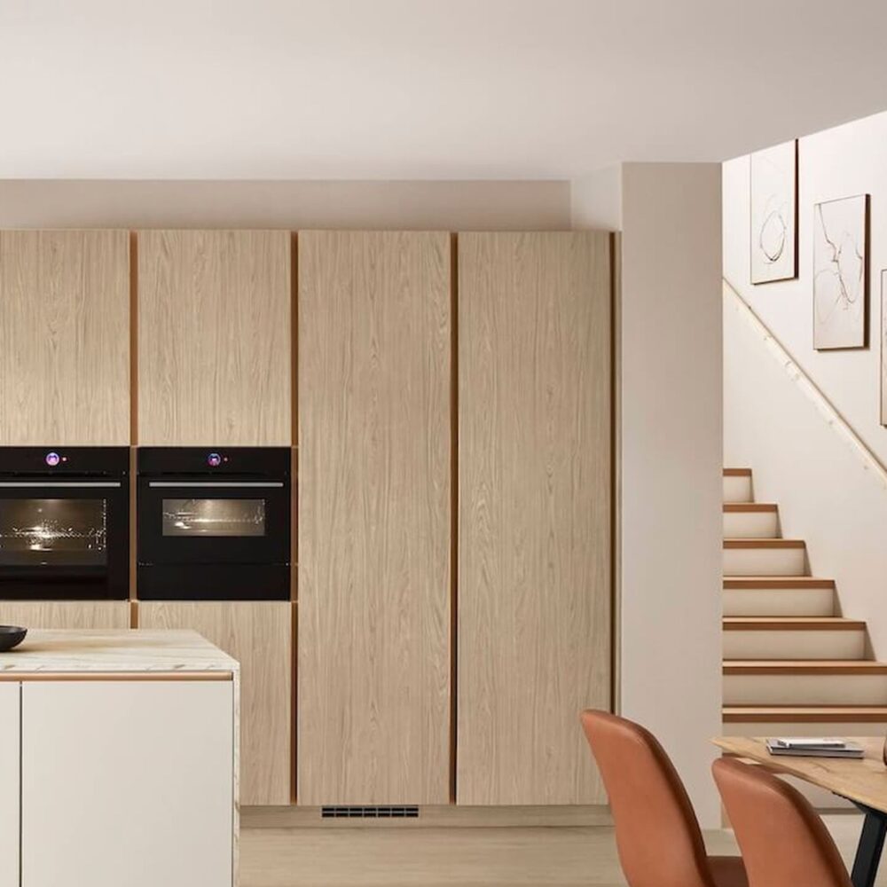 Nobilia-Moderne-Kueche-mit-Insel-Eiche-Como-Hochschrank-Backoefen