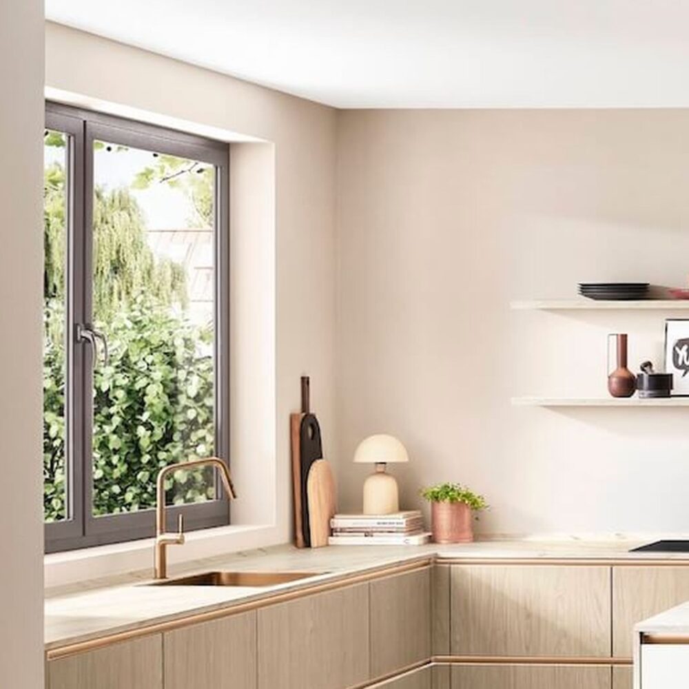 Nobilia-Moderne-Kueche-mit-Insel-Eiche-Como-Spuele-Fenster