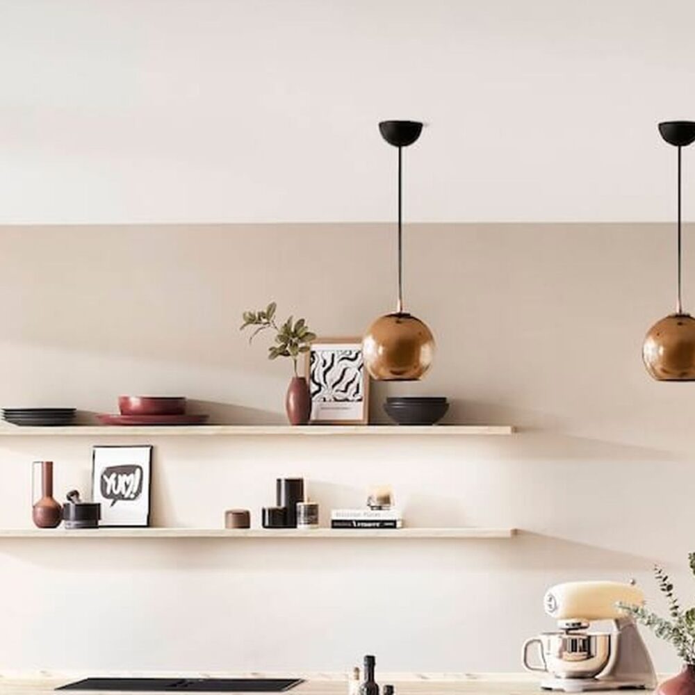 Nobilia-Moderne-Kueche-mit-Insel-Eiche-Como-Wandboard-Pendelleuchten