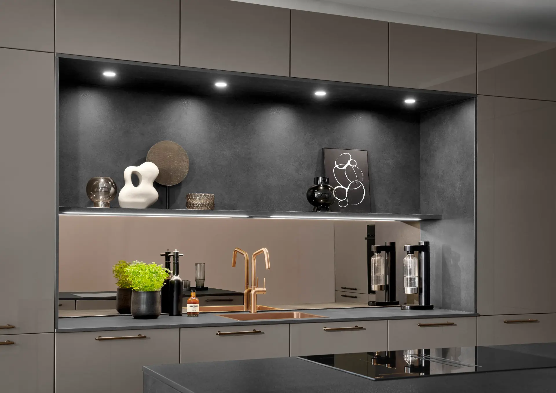 Nobilia-Novalux-Designkueche-Lack-Taupe-Lichtnische