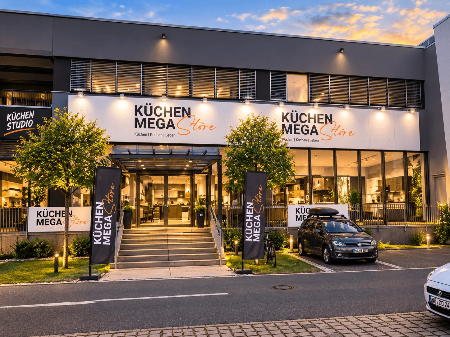 Küchenmegastore Nürnberg Langwasser: Außenansicht des Küchenstudios im Abendlicht